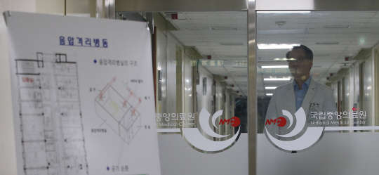 5일 오후 서울 중구 을지로 국립중앙의료원에서 열린 에볼라 대응 관련 기자설명회에서 신형식 감염관리센터장이 음압격리병동을 소개하고 있다.
